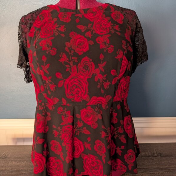 Black and Red top Torrid - Picture 1 of 4